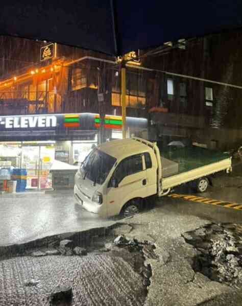 Chùm ảnh: Seoul 'xung quanh toàn là nước' trong trận mưa lớn nhất 80 năm qua, hàng loạt người phải rời bỏ nhà cửa - Ảnh 21.