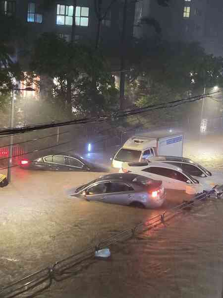 Chùm ảnh: Seoul 'xung quanh toàn là nước' trong trận mưa lớn nhất 80 năm qua, hàng loạt người phải rời bỏ nhà cửa - Ảnh 23.