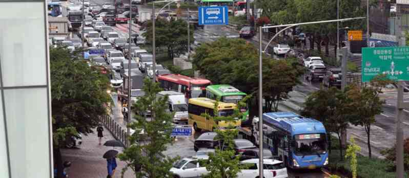 Chùm ảnh: Seoul 'xung quanh toàn là nước' trong trận mưa lớn nhất 80 năm qua, hàng loạt người phải rời bỏ nhà cửa - Ảnh 26.