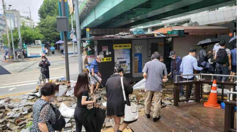 Chùm ảnh: Seoul 'xung quanh toàn là nước' trong trận mưa lớn nhất 80 năm qua, hàng loạt người phải rời bỏ nhà cửa - Ảnh 27.