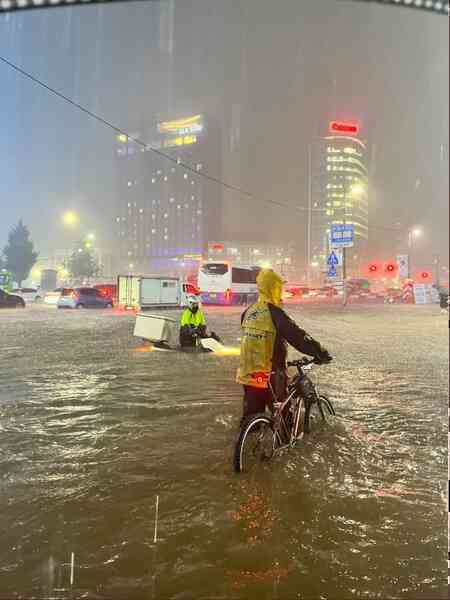 Chùm ảnh: Seoul 'xung quanh toàn là nước' trong trận mưa lớn nhất 80 năm qua, hàng loạt người phải rời bỏ nhà cửa - Ảnh 4.