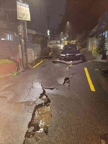 Chùm ảnh: Seoul 'xung quanh toàn là nước' trong trận mưa lớn nhất 80 năm qua, hàng loạt người phải rời bỏ nhà cửa - Ảnh 8.
