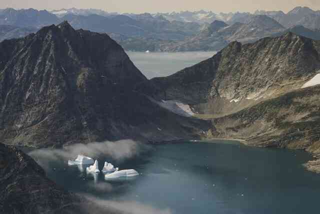 Băng tan ở Greenland có thể làm mực nước biển toàn cầu tăng gần 31 cm - Ảnh 2. Băng tan ở Greenland có thể làm mực nước biển toàn cầu tăng gần 31 cm - Ảnh 2.