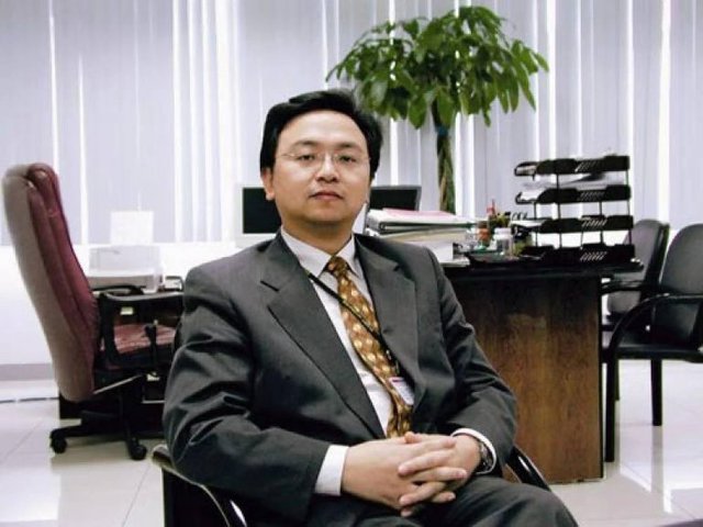 Người đàn ông liều lĩnh mua lại công ty thua lỗ, 19 năm sau soán ngôi Tesla của Elon Musk