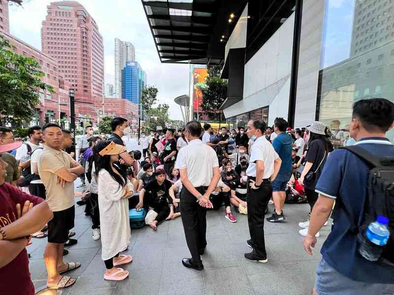 Apple Store ở Singapore không cho người Việt xếp hàng mua iPhone 14