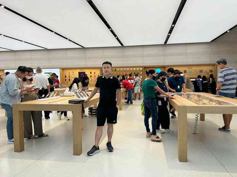 Người Việt sang Singapore, Thái xếp hàng mua iPhone 14 có nguy cơ "tay trắng" ra về vì quy định mới của Apple Store - Ảnh 2. Người Việt sang Singapore, Thái xếp hàng mua iPhone 14 có nguy cơ "tay trắng" ra về vì quy định mới của Apple Store - Ảnh 2.