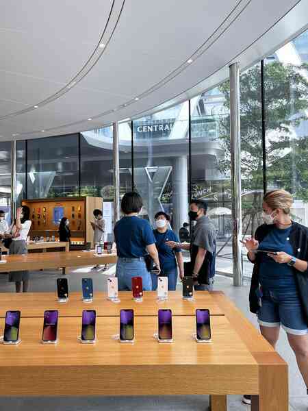 Người Việt sang Singapore, Thái xếp hàng mua iPhone 14 có nguy cơ "tay trắng" ra về vì quy định mới của Apple Store - Ảnh 3. Người Việt sang Singapore, Thái xếp hàng mua iPhone 14 có nguy cơ "tay trắng" ra về vì quy định mới của Apple Store - Ảnh 3.