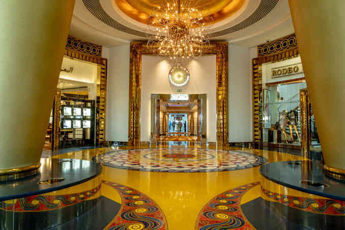 Có gì bên trong khách sạn 7 sao duy nhất trên thế giới xa hoa bậc nhất Dubai? - Ảnh 4. Có gì bên trong khách sạn 7 sao duy nhất trên thế giới xa hoa bậc nhất Dubai? - Ảnh 4.