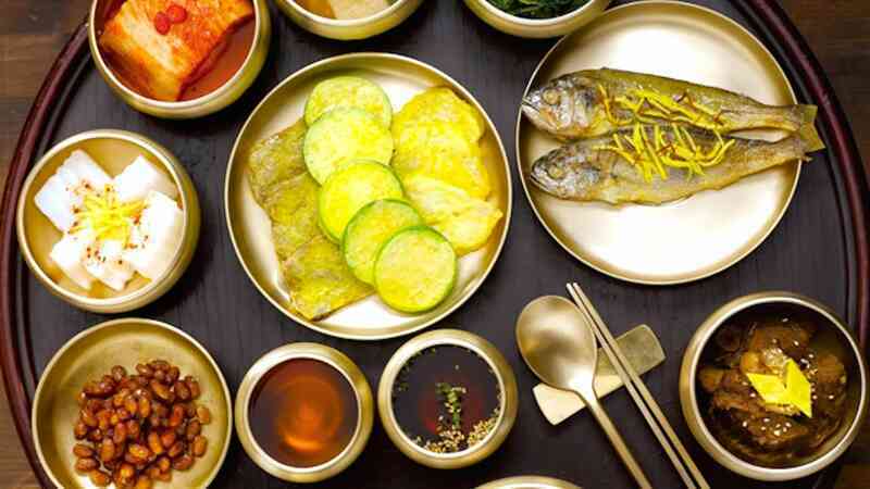 Vì sao đũa kim loại trơn trượt, khó gắp thức ăn nhưng người Hàn lại ưa chuộng dùng suốt hàng thế kỷ? - Ảnh 2. Vì sao đũa kim loại trơn trượt, khó gắp thức ăn nhưng người Hàn lại ưa chuộng dùng suốt hàng thế kỷ? - Ảnh 2.