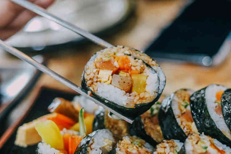 Vì sao đũa kim loại trơn trượt, khó gắp thức ăn nhưng người Hàn lại ưa chuộng dùng suốt hàng thế kỷ? - Ảnh 3. Vì sao đũa kim loại trơn trượt, khó gắp thức ăn nhưng người Hàn lại ưa chuộng dùng suốt hàng thế kỷ? - Ảnh 3.