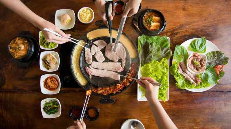 Vì sao đũa kim loại trơn trượt, khó gắp thức ăn nhưng người Hàn lại ưa chuộng dùng suốt hàng thế kỷ? - Ảnh 4. Vì sao đũa kim loại trơn trượt, khó gắp thức ăn nhưng người Hàn lại ưa chuộng dùng suốt hàng thế kỷ? - Ảnh 4.