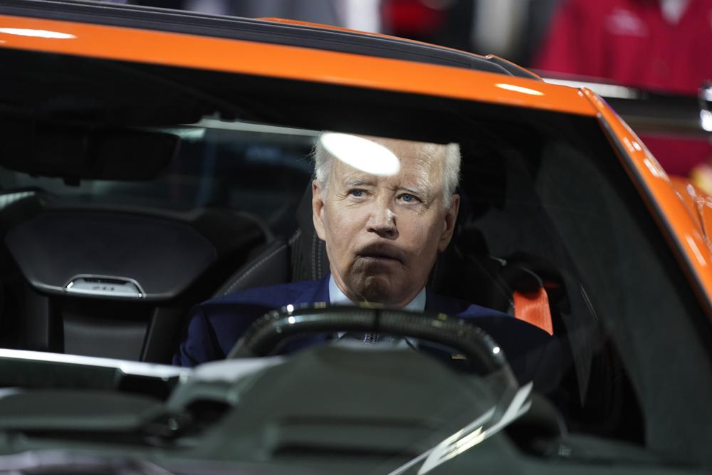 &quot;Người mê xe&quot; Biden đăng bài quảng bá xe điện, nhưng lại dùng ảnh xe xăng - Ảnh 2.