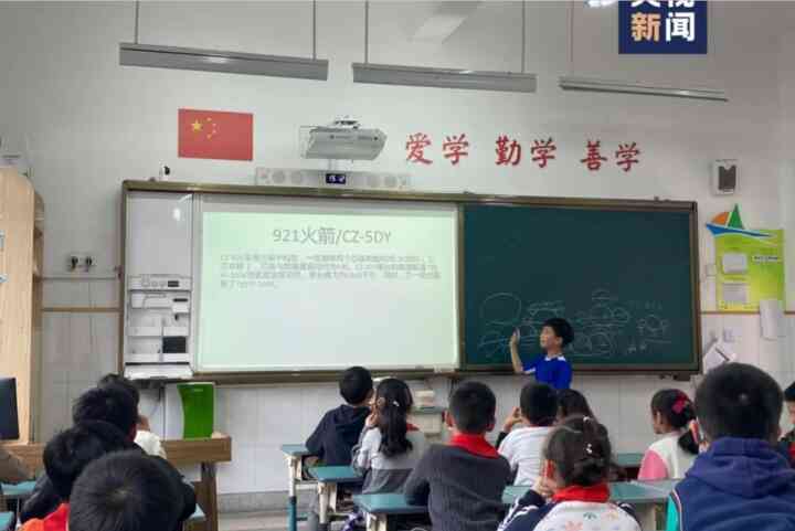 Nam sinh 9 tuổi được mời làm giáo viên thiên văn học sau lần gây bão mạng - Ảnh 2. Nam sinh 9 tuổi được mời làm giáo viên thiên văn học sau lần gây bão mạng - Ảnh 2.