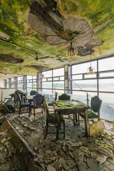 Khám phá bên trong khách sạn bị bỏ hoang tại Ireland, nơi khung cảnh được bao trùm bởi thảm thực vật