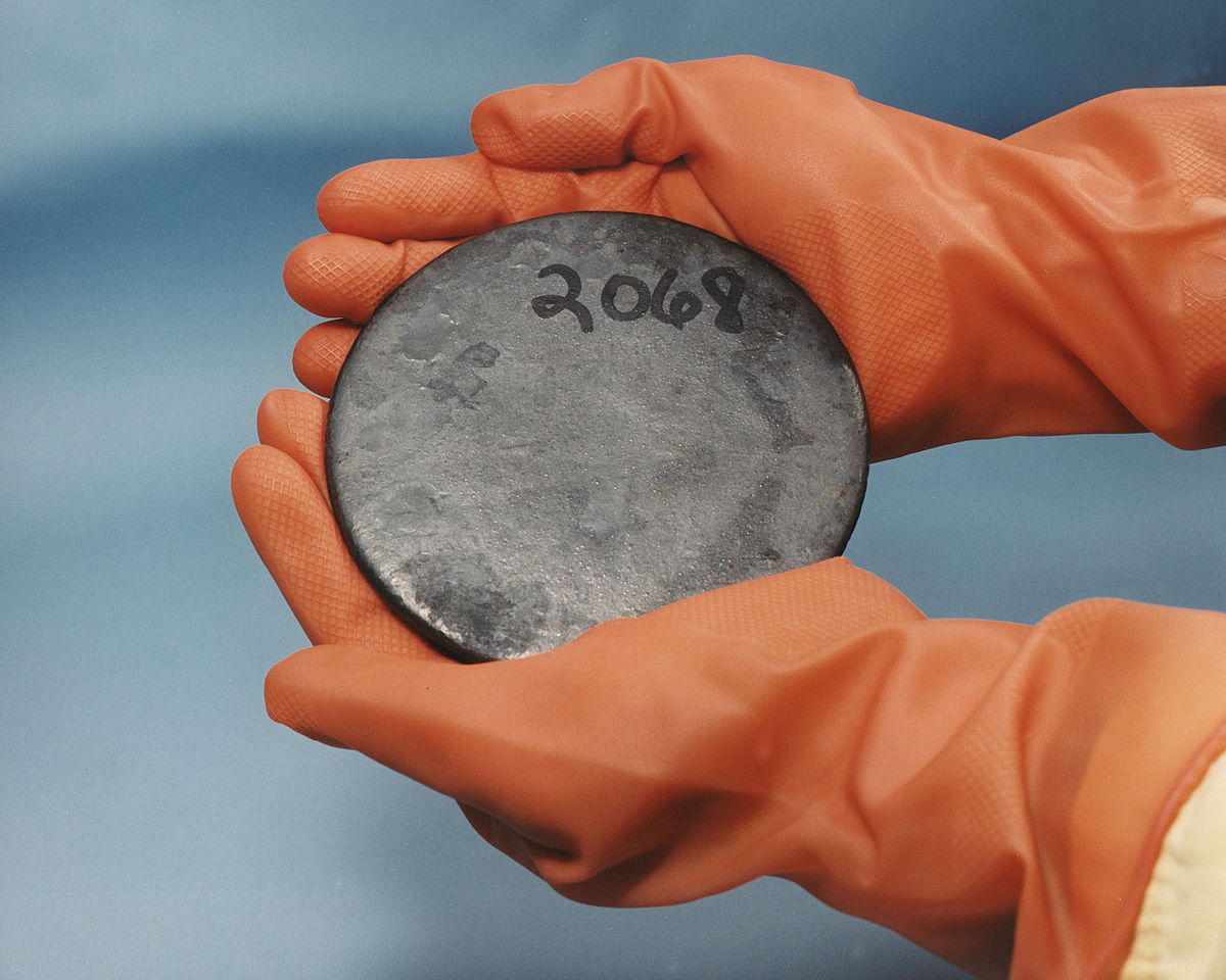 Tại sao các nhà khoa học có thể chạm vào Uranium mà  không cần quần áo bảo hộ?