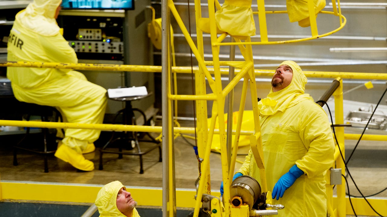 Nghịch lý hạt nhân: Uranium được làm giàu ở cấp độ hạt nhân có thể được chạm trực tiếp bằng tay và không có nguy hiểm gì cả - Ảnh 2. Nghịch lý hạt nhân: Uranium được làm giàu ở cấp độ hạt nhân có thể được chạm trực tiếp bằng tay và không có nguy hiểm gì cả - Ảnh 2.