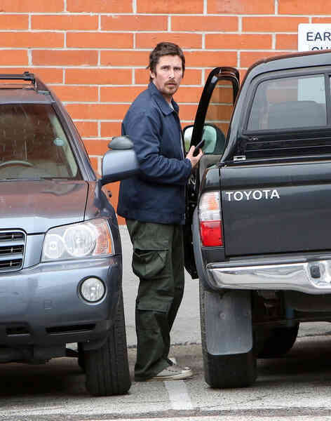 Vì sao ‘Người Dơi' Christian Bale có 120 triệu USD nhưng chỉ lái xe Toyota cũ thay vì Ferrari? - Ảnh 5. Vì sao ‘Người Dơi' Christian Bale có 120 triệu USD nhưng chỉ lái xe Toyota cũ thay vì Ferrari? - Ảnh 5.