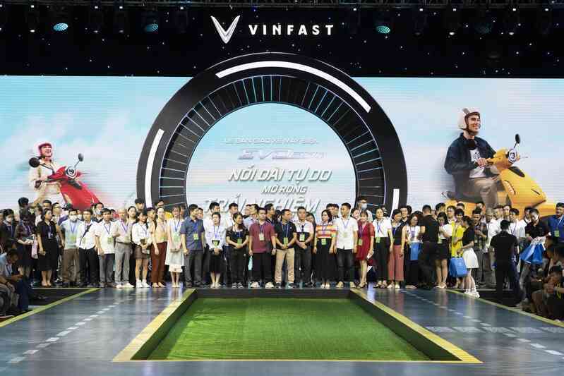 Chủ VinFast Evo200 'lặn lội' hơn 200 km nhận xe tặng con: Món quà đắt giá cho năm học mới