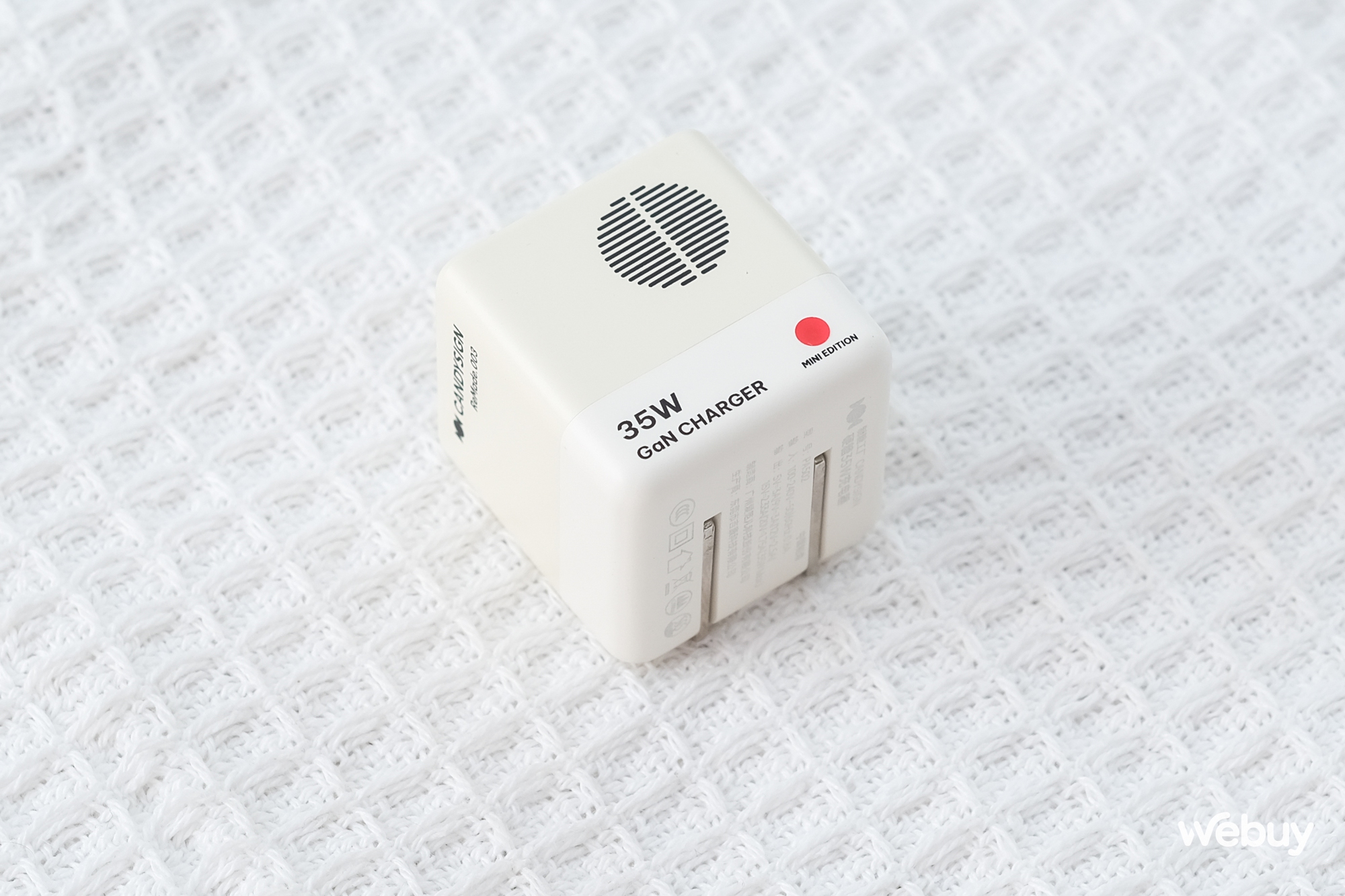 Củ sạc nhanh 35W cho iFan thiết kế siêu đẹp và nhỏ gọn, giá chỉ 360,000 đồng - Ảnh 4. Củ sạc nhanh 35W cho iFan thiết kế siêu đẹp và nhỏ gọn, giá chỉ 360,000 đồng - Ảnh 4.