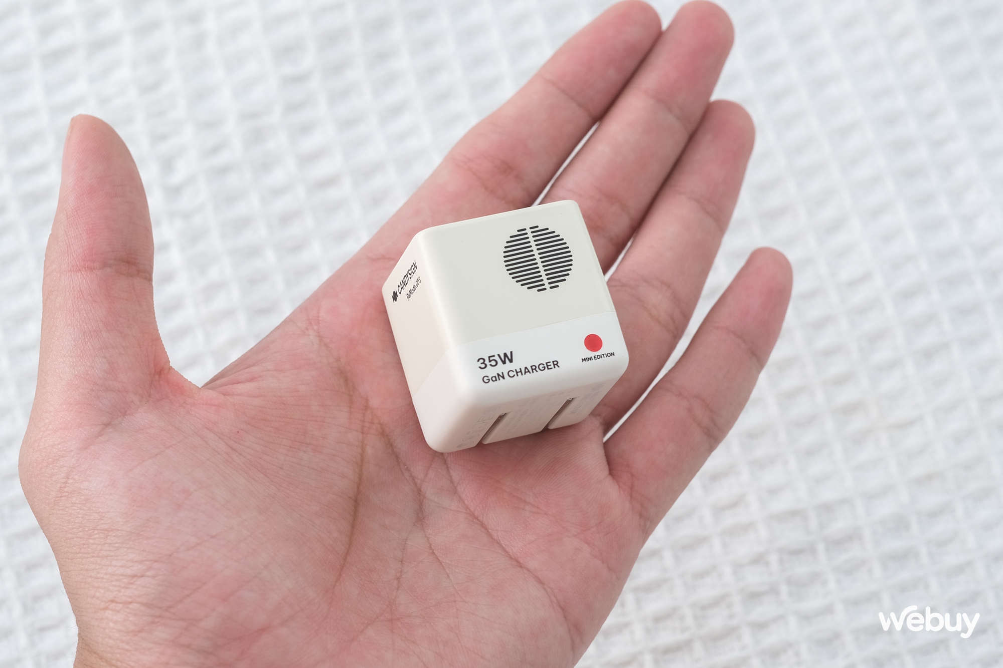 Củ sạc nhanh 35W cho iPhone với thiết kế đẹp và nhỏ gọn, giá dưới 500,000 đồng