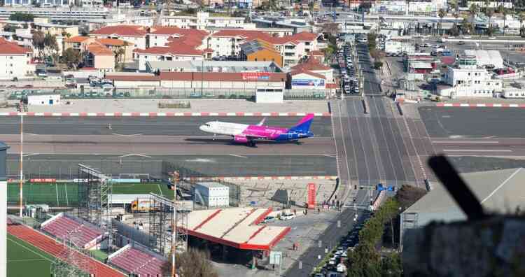 Sân bay Gibraltar - Đường băng duy nhất trên thế giới giao nhau với một con đường
