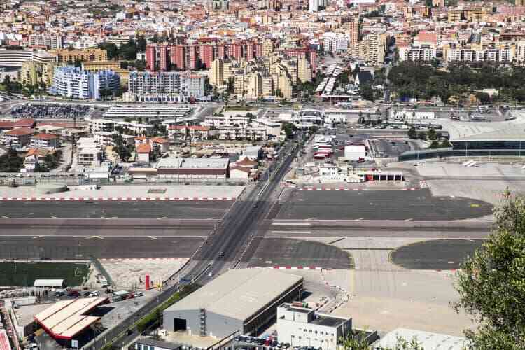 Sân bay Gibraltar - Đường băng duy nhất trên thế giới giao nhau với một con đường - Ảnh 2. Sân bay Gibraltar - Đường băng duy nhất trên thế giới giao nhau với một con đường - Ảnh 2.