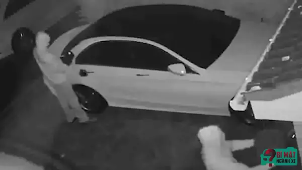Vụ dùng 500.000 đồng trộm xe Tesla giá 1,9 tỷ: Hậu quả khi 'câu đố' quá đơn giản! - Ảnh 2. Vụ dùng 500.000 đồng trộm xe Tesla giá 1,9 tỷ: Hậu quả khi 'câu đố' quá đơn giản! - Ảnh 2.