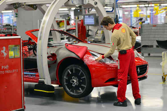 Vì sao nhân viên Ferrari không được phép mua siêu xe của hãng? - Ảnh 1. Vì sao nhân viên Ferrari không được phép mua siêu xe của hãng? - Ảnh 1.