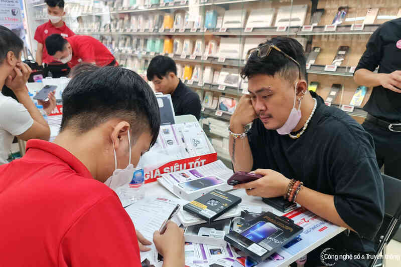 iPhone 14 và nhiều mẫu iPhone giảm giá mạnh cận Tết Nguyên đán