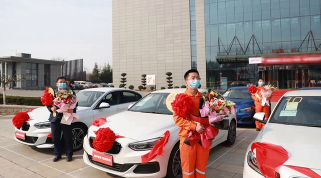 Muôn kiểu thưởng Tết 'độc lạ Trung Quốc': Một công ty chơi lớn tặng BMW, đồng hồ Rolex, có công ty sếp hứa tặng nhân viên 17 tỷ rồi trao 1 tờ giấy khiến ai cũng ngỡ ngàng