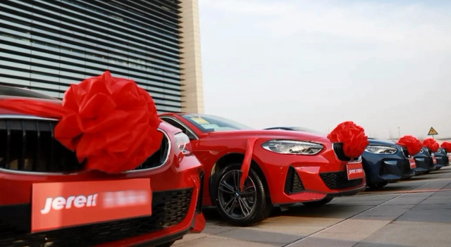 Muôn kiểu thưởng Tết độc lạ Trung Quốc: Một công ty chơi lớn tặng BMW, đồng hồ Rolex, có công ty sếp hứa tặng nhân viên 17 tỷ rồi trao 1 tờ giấy khiến ai cũng ngỡ ngàng - Ảnh 2.