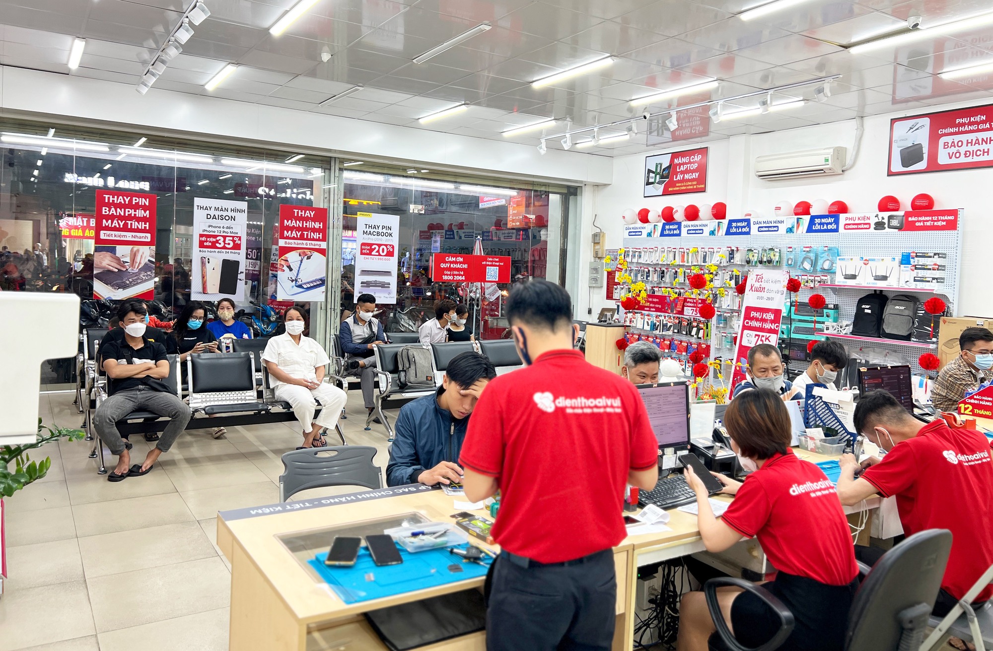 Người dùng Việt xếp hàng thay pin điện thoại dịp cuối năm