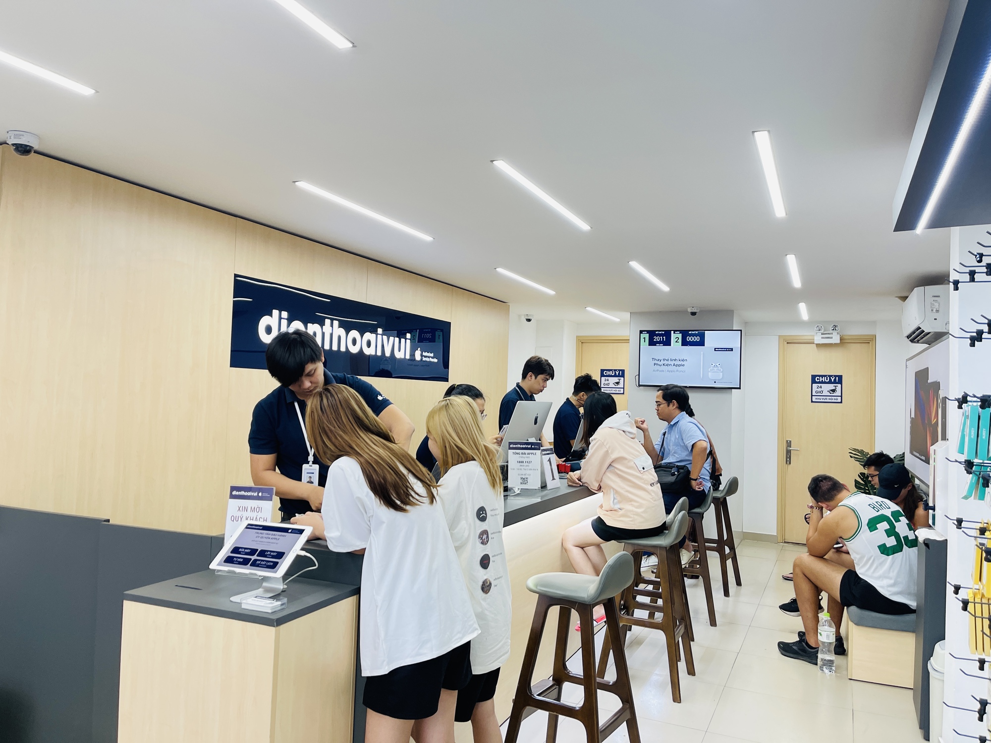 Người dùng Việt xếp hàng thay pin điện thoại dịp cuối năm - Ảnh 4. Người dùng Việt xếp hàng thay pin điện thoại dịp cuối năm - Ảnh 4.