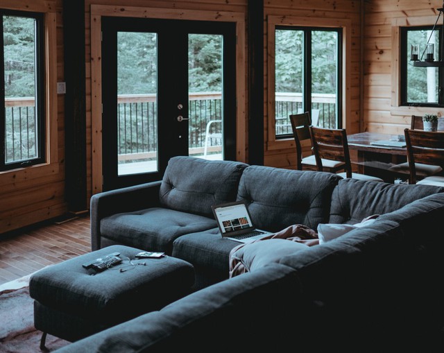 Tại sao bạn dễ ngủ trên ghế sofa và sau đó tỉnh táo trên giường? - Ảnh 2.
