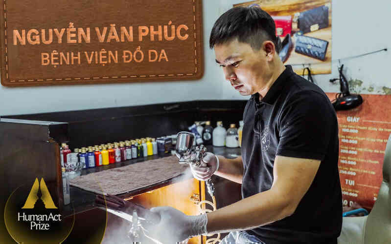 Đi đánh giày gần 10 năm để có tiền đi học, chàng trai 9X bỏ nghề báo về mở xưởng đồ da ‘tút lại nhan sắc’ cho những bộ sofa tiền tỷ, cùng anh em đường phố viết lại cuộc đời