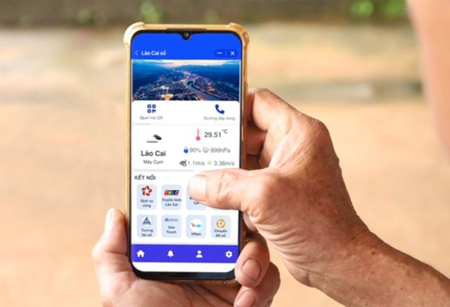 Người dân Lào Cai tương tác trực tiếp với chính quyền qua Zalo mini app