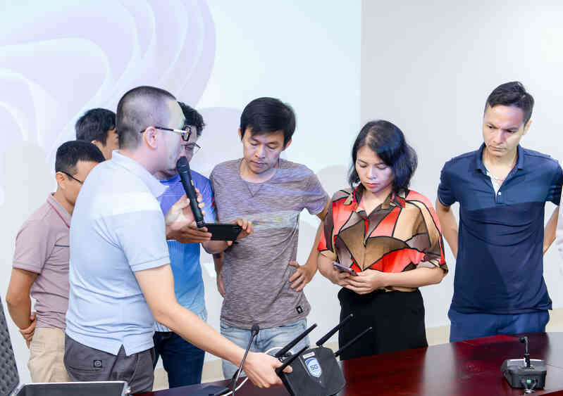Cách đồng hành và bảo vệ con: Trở thành phụ huynh 4.0