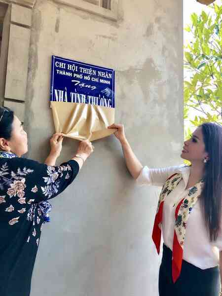 Lý Hương: "Tôi với anh Lý Hùng đi diễn, được bao nhiêu tiền đem về đưa mẹ, mẹ mang hết làm từ thiện" - Ảnh 3. Lý Hương: "Tôi với anh Lý Hùng đi diễn, được bao nhiêu tiền đem về đưa mẹ, mẹ mang hết làm từ thiện" - Ảnh 3.