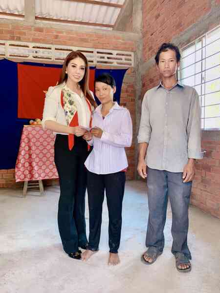 Lý Hương: "Tôi với anh Lý Hùng đi diễn, được bao nhiêu tiền đem về đưa mẹ, mẹ mang hết làm từ thiện" - Ảnh 4. Lý Hương: "Tôi với anh Lý Hùng đi diễn, được bao nhiêu tiền đem về đưa mẹ, mẹ mang hết làm từ thiện" - Ảnh 4.