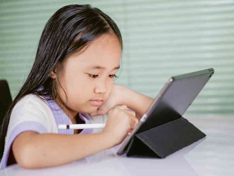 Câu chuyện những ông bố chi vài triệu đồng mua tablet cho con dùng để tránh bị tranh điện thoại - Ảnh 2. Câu chuyện những ông bố chi vài triệu đồng mua tablet cho con dùng để tránh bị tranh điện thoại - Ảnh 2.
