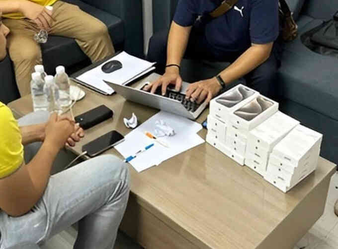 iPhone 15 Pro Max đang "cháy hàng", vì sao chuyên gia lại cảnh báo bạn đừng vội vàng mua hàng "xách tay"?