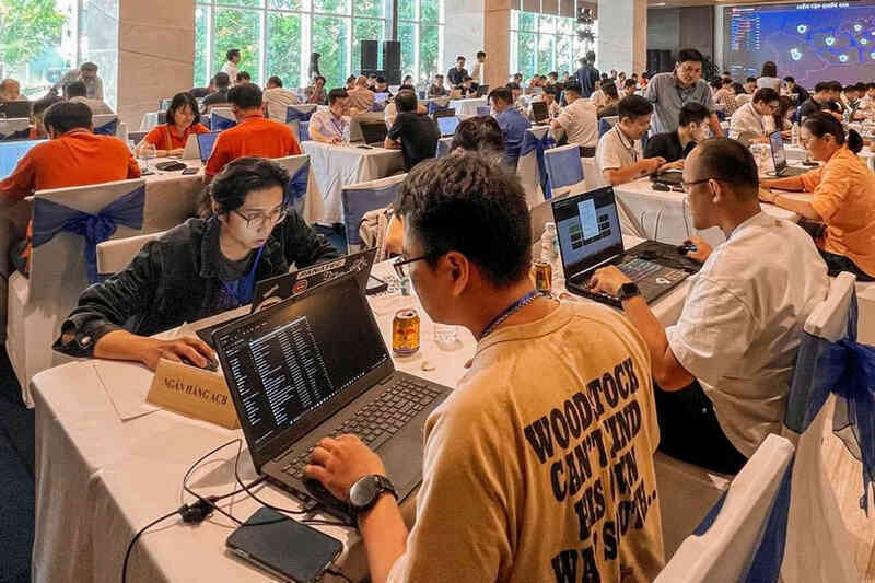CBI đột kích 76 địa điểm, truy quét tội phạm mạng giả danh Microsoft, Amazon