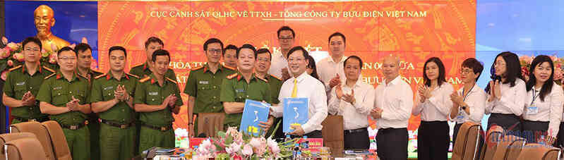 Nhân viên bưu điện hướng dẫn sử dụng các dịch vụ công trực tuyến ngành Công an