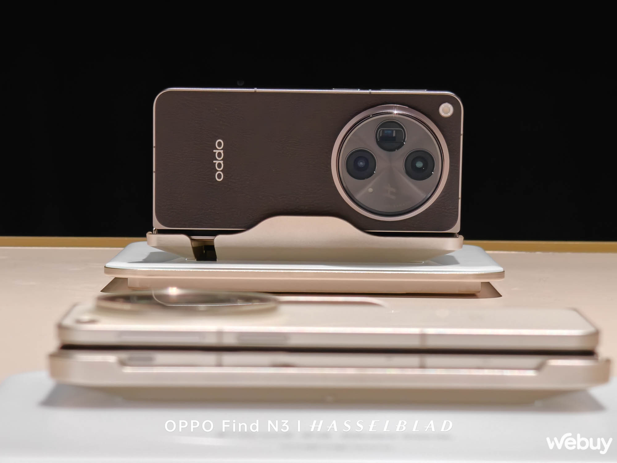 Trên tay OPPO Find N3, chụp bởi OPPO Find N3: Cuối cùng, Samsung đã có đối thủ xứng tầm - Ảnh 3. Trên tay OPPO Find N3, chụp bởi OPPO Find N3: Cuối cùng, Samsung đã có đối thủ xứng tầm - Ảnh 3.