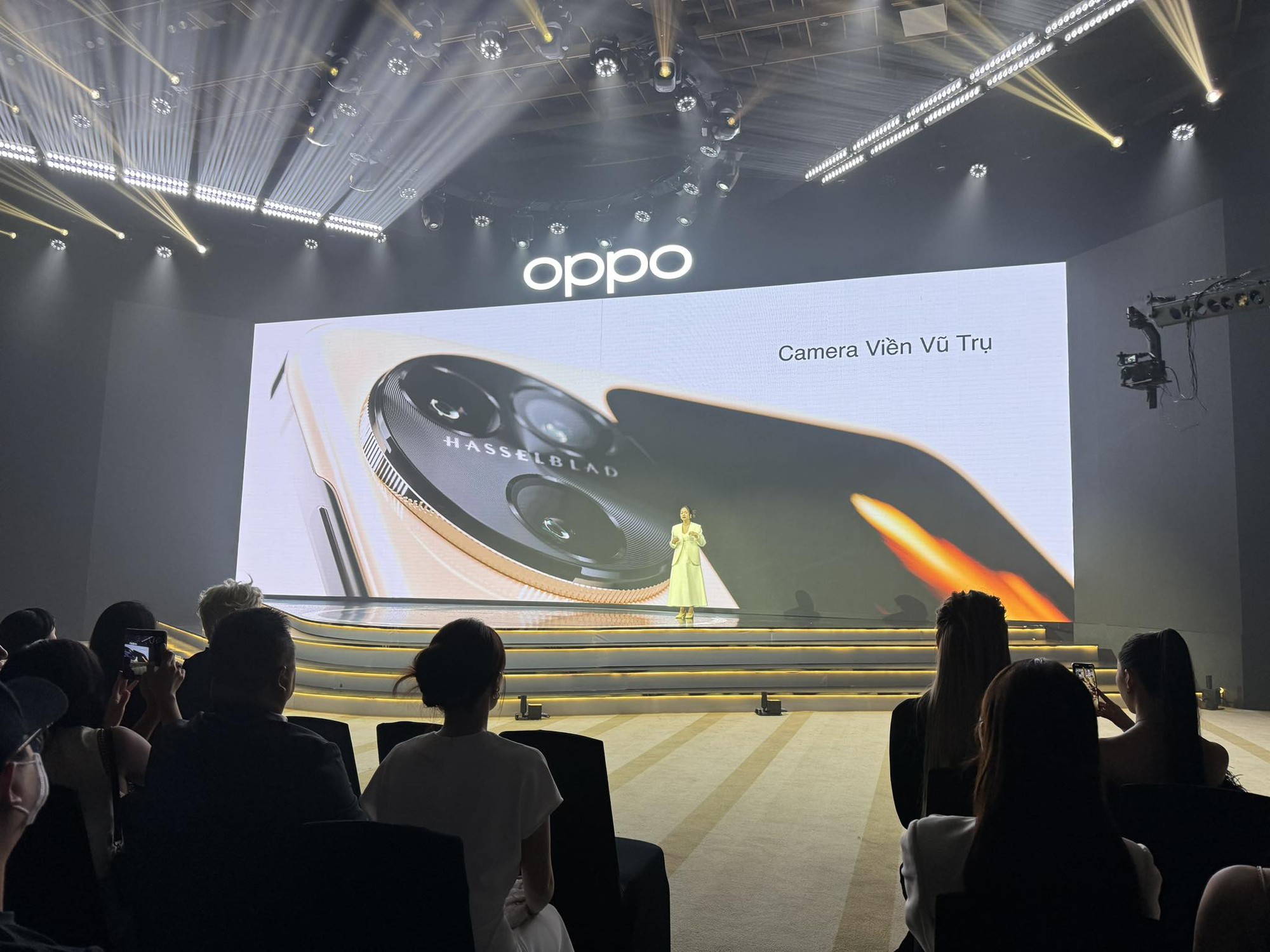 OPPO Find N3 và N3 Flip ra mắt: Màn hình “tỷ lệ vàng”, nếp nhăn gần như biến mất, camera chất lượng cao, giá từ 22.99 triệu - Ảnh 6. OPPO Find N3 và N3 Flip ra mắt: Màn hình “tỷ lệ vàng”, nếp nhăn gần như biến mất, camera chất lượng cao, giá từ 22.99 triệu - Ảnh 6.
