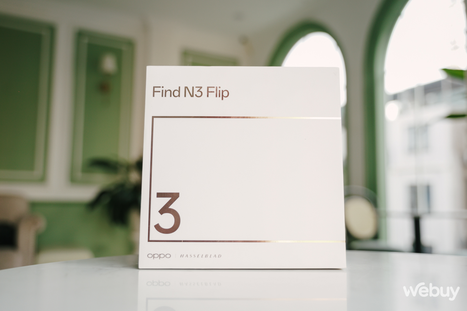 Mở hộp OPPO Find N3 Flip: Smartphone gập dọc đầu tiên với 3 camera sau, vết hằn màn hình rất mờ - Ảnh 2. Mở hộp OPPO Find N3 Flip: Smartphone gập dọc đầu tiên với 3 camera sau, vết hằn màn hình rất mờ - Ảnh 2.