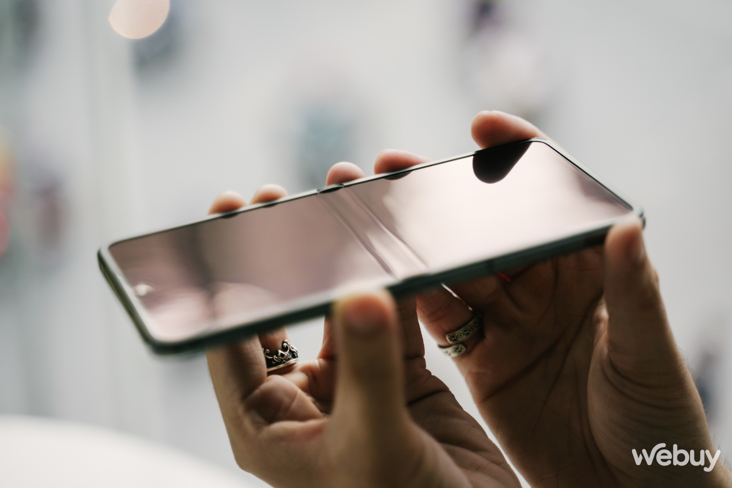 Mở hộp OPPO Find N3 Flip: Smartphone gập dọc đầu tiên với 3 camera sau, vết hằn màn hình rất mờ - Ảnh 15. Mở hộp OPPO Find N3 Flip: Smartphone gập dọc đầu tiên với 3 camera sau, vết hằn màn hình rất mờ - Ảnh 15.