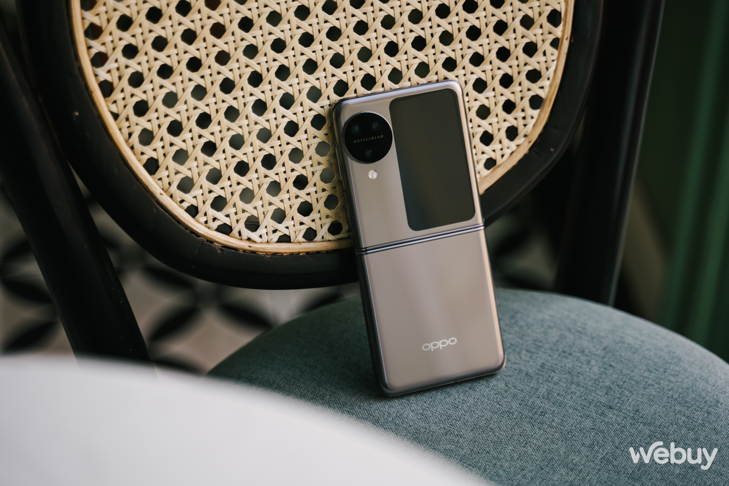 Mở hộp OPPO Find N3 Flip: Smartphone gập dọc đầu tiên với 3 camera sau, vết hằn màn hình rất mờ - Ảnh 6. Mở hộp OPPO Find N3 Flip: Smartphone gập dọc đầu tiên với 3 camera sau, vết hằn màn hình rất mờ - Ảnh 6.