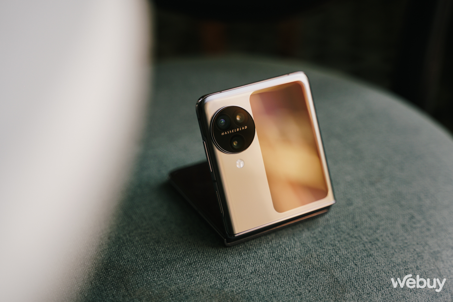 Mở hộp OPPO Find N3 Flip: Smartphone gập dọc đầu tiên với 3 camera sau, vết hằn màn hình rất mờ - Ảnh 7. Mở hộp OPPO Find N3 Flip: Smartphone gập dọc đầu tiên với 3 camera sau, vết hằn màn hình rất mờ - Ảnh 7.