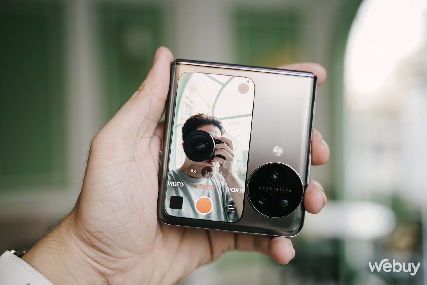 Mở hộp OPPO Find N3 Flip: Smartphone gập dọc đầu tiên với 3 camera sau, vết hằn màn hình rất mờ - Ảnh 9. Mở hộp OPPO Find N3 Flip: Smartphone gập dọc đầu tiên với 3 camera sau, vết hằn màn hình rất mờ - Ảnh 9.